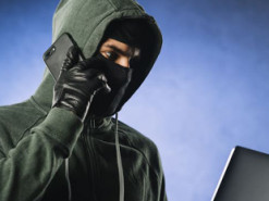 Мешканка Полонного повелася на шахрая, який представився працівником банку