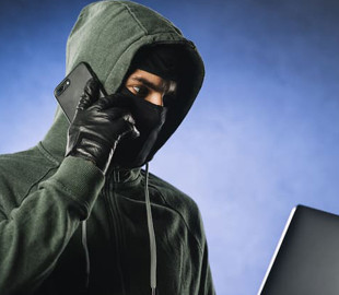 Мешканка Полонного повелася на шахрая, який представився працівником банку