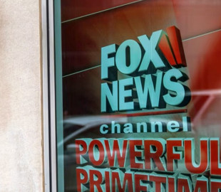 Новинна мережа Newsmax подала антимонопольний позов проти Fox News
