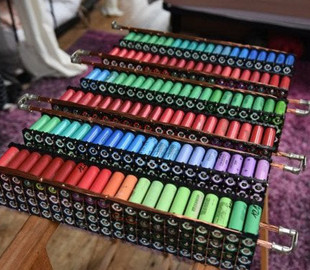 Чоловік вісім років живить свій дім, використовуючи батарейки для ноутбуків