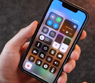 На екрані iPhone з'явився півмісяць: що це означає і як його прибрати