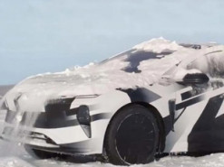 Електромобіль NIO ET9 вміє скидати з себе сніг за допомогою системи шасі, що вібрує