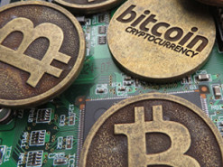 Біткойн вперше за місяць досяг $65 000