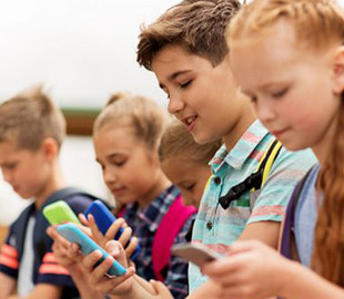 У дітей, які без міри «сидять» у смартфоні, можуть погіршитися зір і слух: як знизити шкідливий вплив гаджетів