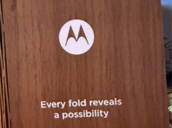 Motorola натякнула на новий складаний смартфон, не схожий на Razr