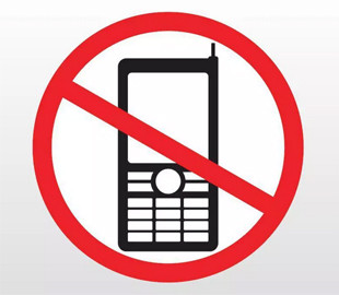 В США люди начали добровольно отказываться от использования телефонов в общественных местах