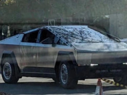 В США побачили Tesla Cybertruck зі сталевими колесами