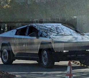 В США побачили Tesla Cybertruck зі сталевими колесами