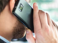 Цьогоріч на Закарпатті покарали понад три сотні водіїв за розмови по телефону за кермом