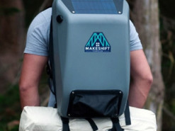 У США створили рюкзак на сонячних батареях для безхатьків