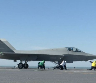 Китай вперше показав запуск нових винищувачів за допомогою електромагнітної катапульти