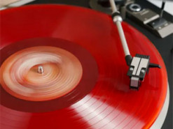 У США вінілові платівки знову обійшли за продажами CD-диски