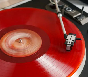 У США вінілові платівки знову обійшли за продажами CD-диски
