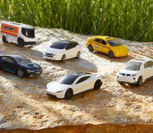 Производитель игрушек Matchbox представил серию электрокаров с Tesla Roadster во главе