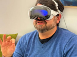 Apple планує випустити дешевшу версію гарнітури Vision до 2025 року