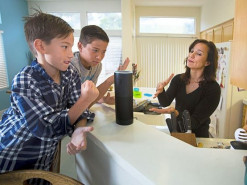 Експерт: голосові помічники Alexa та Siri погано впливають на розвиток дітей