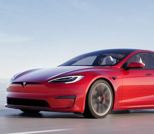 Tesla Model S Plaid разблокирует максимальную скорость не раньше осени