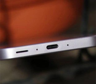 Кілька порад щодо очищення забрудненого порту USB-C смартфона або планшета