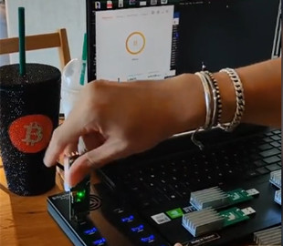 Американец собрал биткоин-майнер из 10 флешек с чипами Bitmain