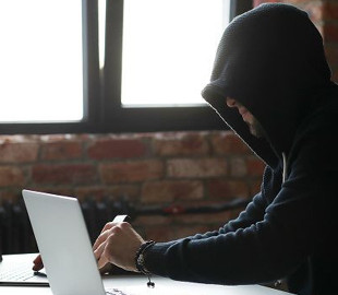 Обіцяв гаджети — забирав гроші і зникав: на Житомирщині призначили покарання інтернет-шахраю