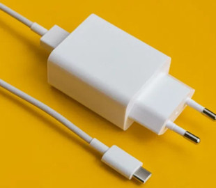 Чому у комплектах до сучасних смартфонів більше немає зарядних блоків: фахівці пояснили