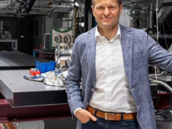 Лауреат Нобелівської премії з фізики віддасть більш як $300 тис. призових на допомогу українцям