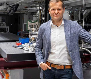 Лауреат Нобелівської премії з фізики віддасть більш як $300 тис. призових на допомогу українцям