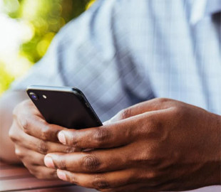 Названо 5 недорогих Android-смартфонів для тих, хто не любить великі екрани