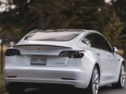 В нового електромобіля Tesla Model 3 раптово вилетіло скло