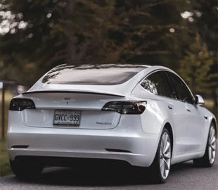 В нового електромобіля Tesla Model 3 раптово вилетіло скло