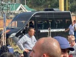 На кордон з Грузією  росіяни підігнали автобус із написом «військовий комісаріат»
