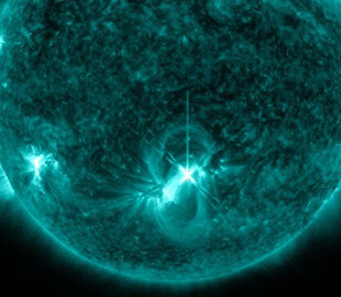 Обсерватория солнечной динамики сделала снимок мощной вспышки на Солнце