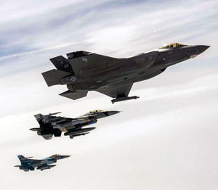 Новітній винищувач США F-35A сертифікували для несення ядерних бомб