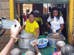 В Кении выпустили бесконтактные браслеты для детей