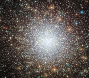 «Хаббл» сфотографував зоряне скупчення у вигляді сніжної грудки в сусідній галактиці