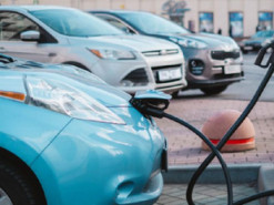 За перший місяць 2022 року електромобілів в Україні стало більше майже на сім сотень: свіжа статистика
