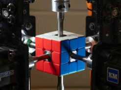 Студенти створили найшвидшого у світі робота для складання кубика Рубика