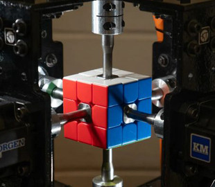 Студенти створили найшвидшого у світі робота для складання кубика Рубика
