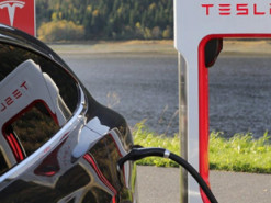 На бортовом компьютере Tesla можно играть во время движения — это создаёт дополнительную опасность