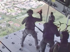 Незвичайне рішення: французькі військові "кидаються" FPV-дронами з борту літака