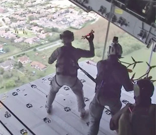 Незвичайне рішення: французькі військові "кидаються" FPV-дронами з борту літака