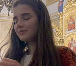 Захотели "хайпануть": в Киеве девушки курили в церкви и тушили свечи
