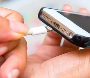 Чи можна заряджати свій мобільний телефон "чужим" зарядним пристроєм: що може статися