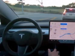 Tesla показала способность Model 3 к автономному вождению