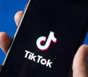 Хотіла хайпу – отримала протокол: у Кривому Розі дівчина вела прямий ефір у формі поліцейської