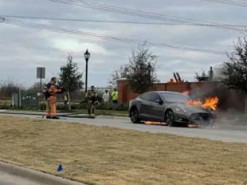 Водій дивом врятувався: електромобіль Tesla Model S зайнявся на очах власника