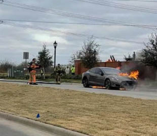 Водій дивом врятувався: електромобіль Tesla Model S зайнявся на очах власника