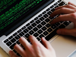 Курйозний злочин. В ОАЕ шахраї пограбували банк, клонувавши голос директора