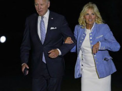 Перший вихід після коронавірусу: Джилл Байден у білій сукні і на шпильках приїхала до Філадельфії