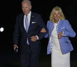 Перший вихід після коронавірусу: Джилл Байден у білій сукні і на шпильках приїхала до Філадельфії